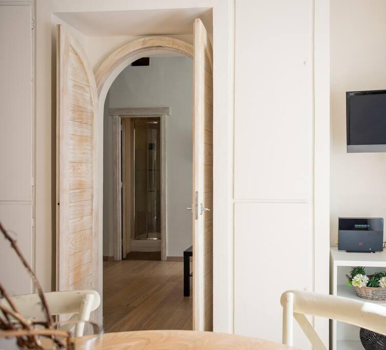 Myrentalinn - - Trastevere Arch Roma