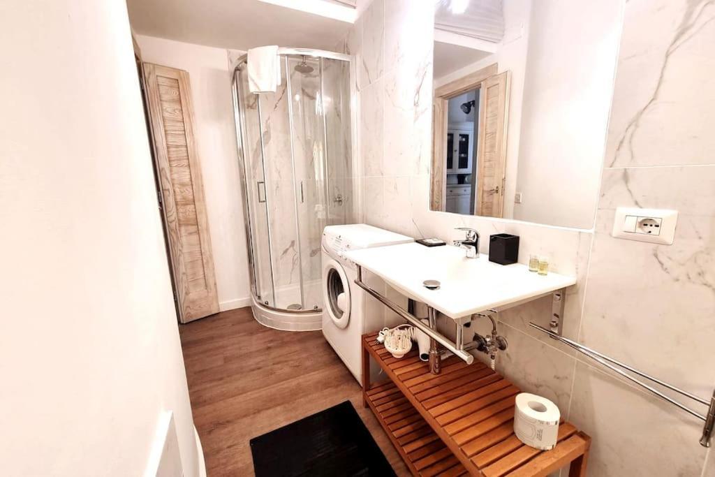 Myrentalinn - - Trastevere Arch * Roma