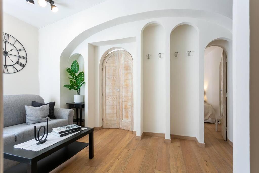 Myrentalinn - - Trastevere Arch * Roma